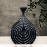 Schwarze, dekorative Vase mit elegantem Musterdetail.