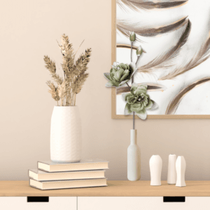 Minimalistisches Dekor mit Vasen, Pflanzen und Büchern auf Holzregal.