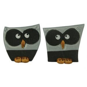 Zwei niedliche Eulen in grau und schwarz auf weißem Hintergrund.