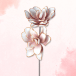 Zwei stilisierte Blüten auf rosa Aquarell-Hintergrund