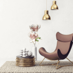 Moderner Sessel und Dekor im Wohnzimmer.