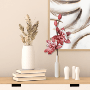 Moderne Deko mit weißen Vasen, Trockenblumen und Wandkunst.