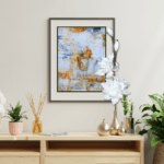 Abstraktes Gemälde mit Blumen und Dekor auf Holztisch.