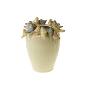 Keramikvase mit bunten Vogelverzierungen, dekoratives Design.