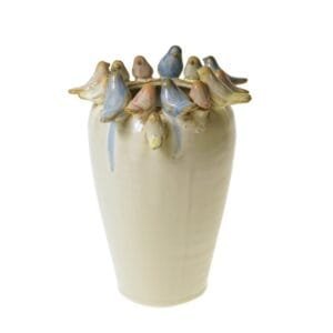 Keramikvase mit bunten Vögeln am Rand.