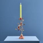 5165-Kerzenleuchter-Papageien-rot-gold-Polyresin-Metall-9x16x33-B74046_1.jpg Dekorativer Kerzenhalter mit Papageienmotiv auf blauem Hintergrund.