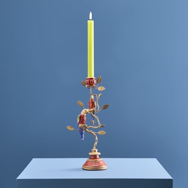 5165-Kerzenleuchter-Papageien-rot-gold-Polyresin-Metall-9x16x33-B74046_1.jpg Dekorativer Kerzenhalter mit Papageienmotiv auf blauem Hintergrund.