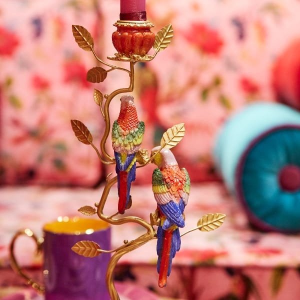 5165-Kerzenleuchter-Papageien-rot-gold-Polyresin-Metall-9x16x33-B74046_2.jpg Bunter Kerzenhalter mit Papageien im Retro-Stil, florale Hintergrunddetails.