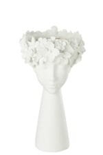 Weiße Skulptur eines Kopfes mit Blumendekoration.