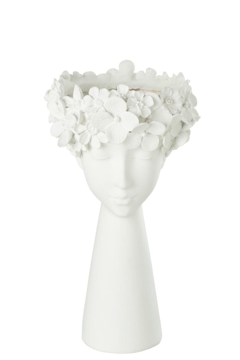 Weiße Skulptur eines Kopfes mit Blumendekoration.