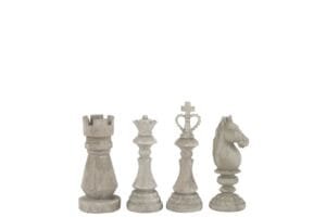 Vier graue Schachfiguren auf weißem Hintergrund.