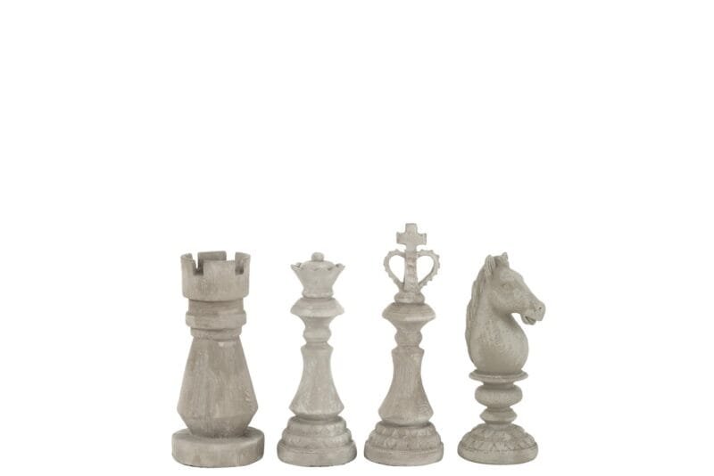 Vier graue Schachfiguren auf weißem Hintergrund.
