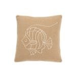 Beiges Kissen mit Fischstickerei, dekoratives Design.
