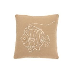 Beiges Kissen mit Fischstickerei, dekoratives Design.